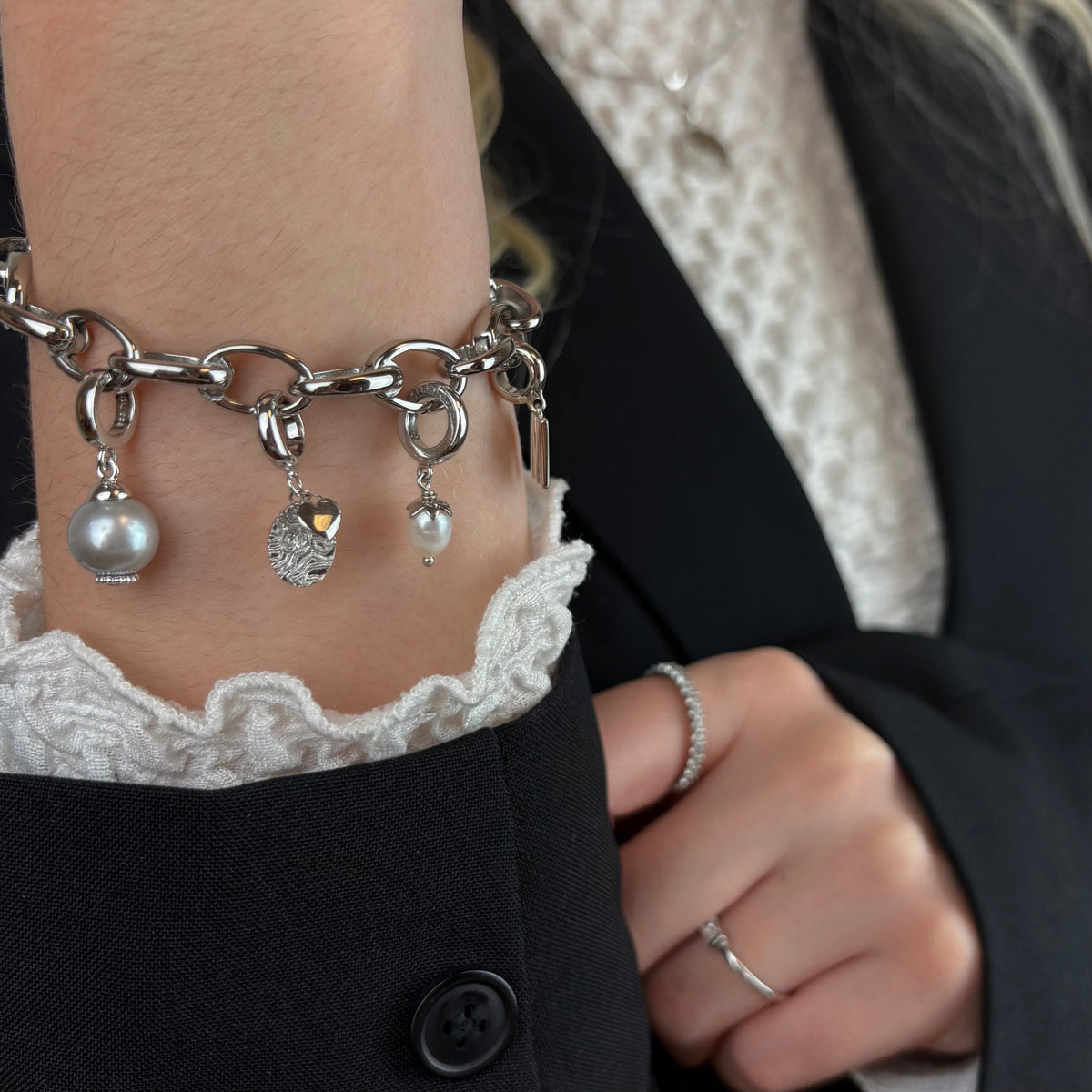 Christina Fingerprint charm i sølv til læderarmbånd båret på model