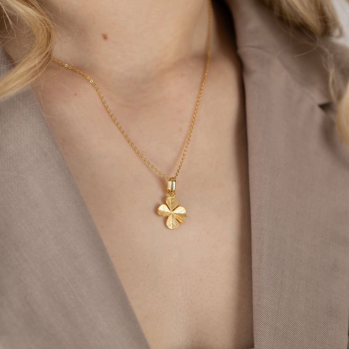 Christina Four Leaf Clover vedhæng i forgyldt sølv båret på model