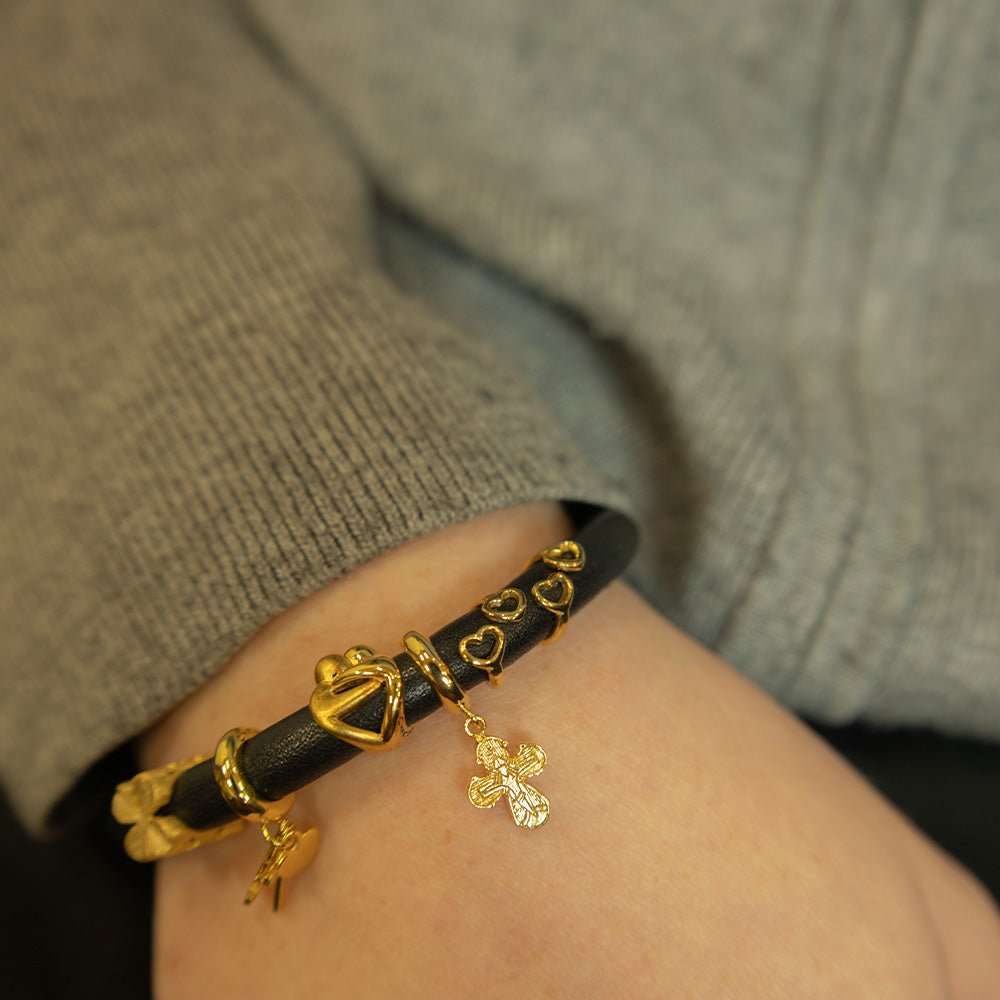 Christina Hugs charm i forgyldt sølv til læderarmbånd båret på model
