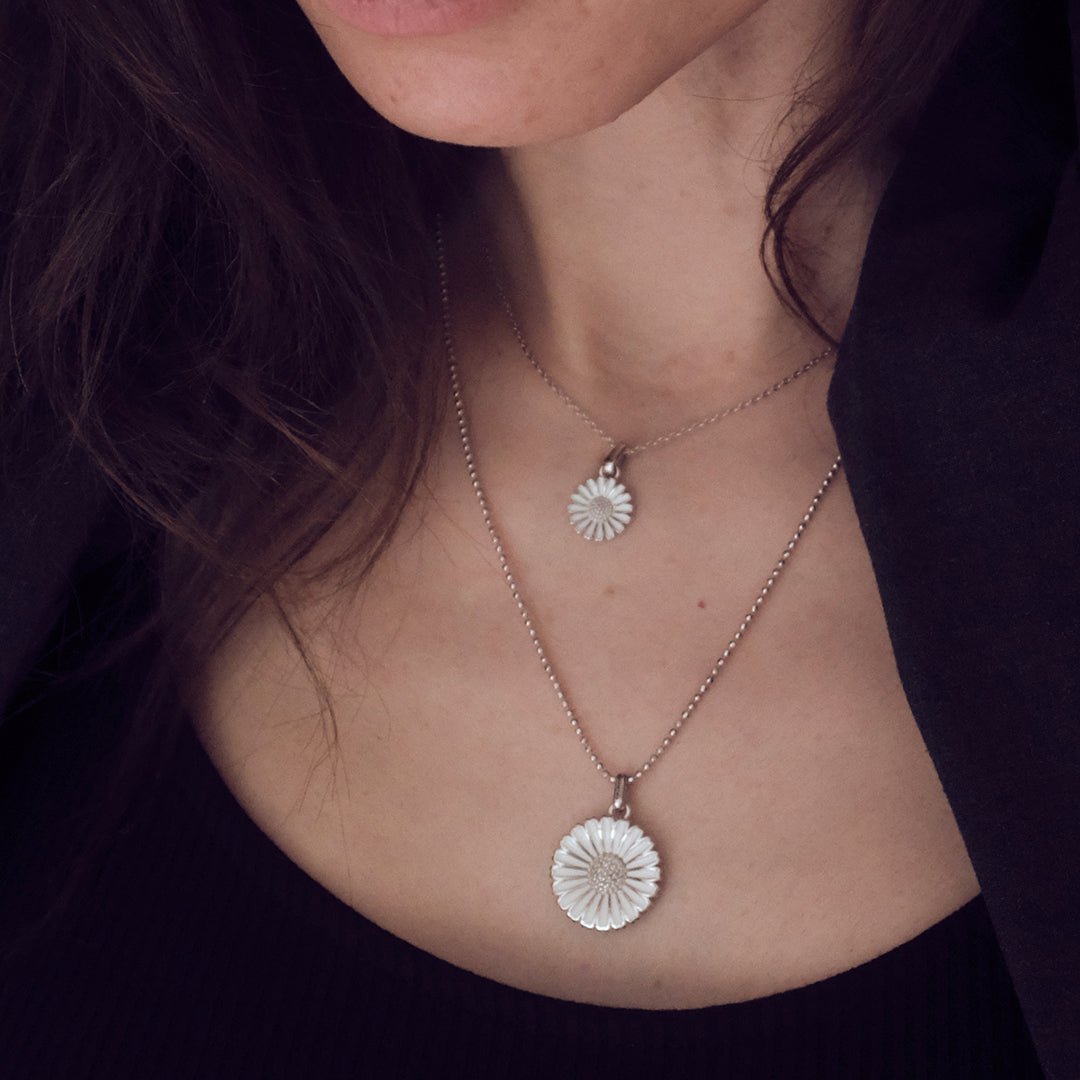 Christina Marguerit vedhæng i sølv 20 mm båret på model