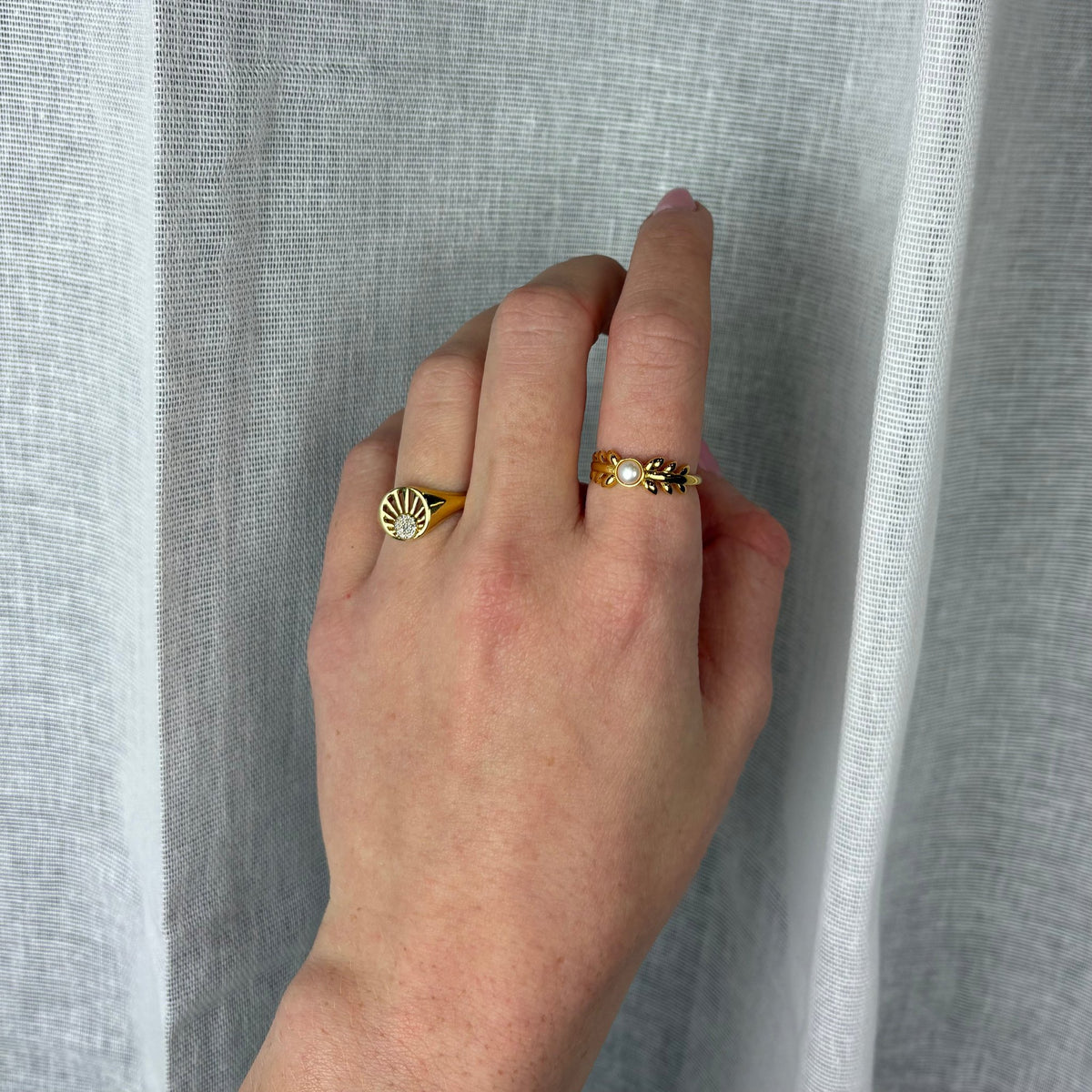 Christina Pearl & Nature ring i forgyldt sølv med perler båret på model