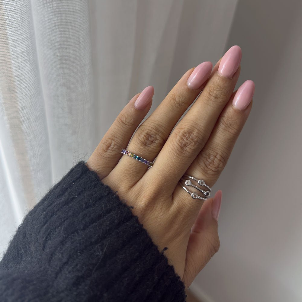 Christina Rainbow ring i sølv med zirkonia båret på model