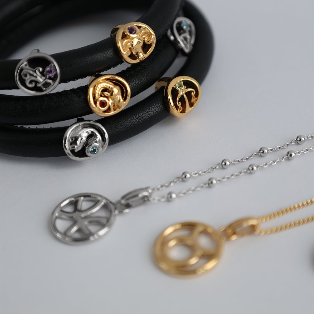 Stemningsbillede med Christina Stjernetegn Tvilling charm i forgyldt sølv med citrin til læderarmbånd