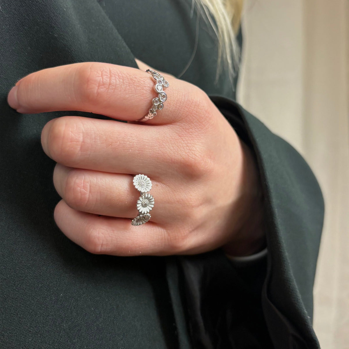 Christina Triple Marguerit ring i sølv 8 mm båret på model