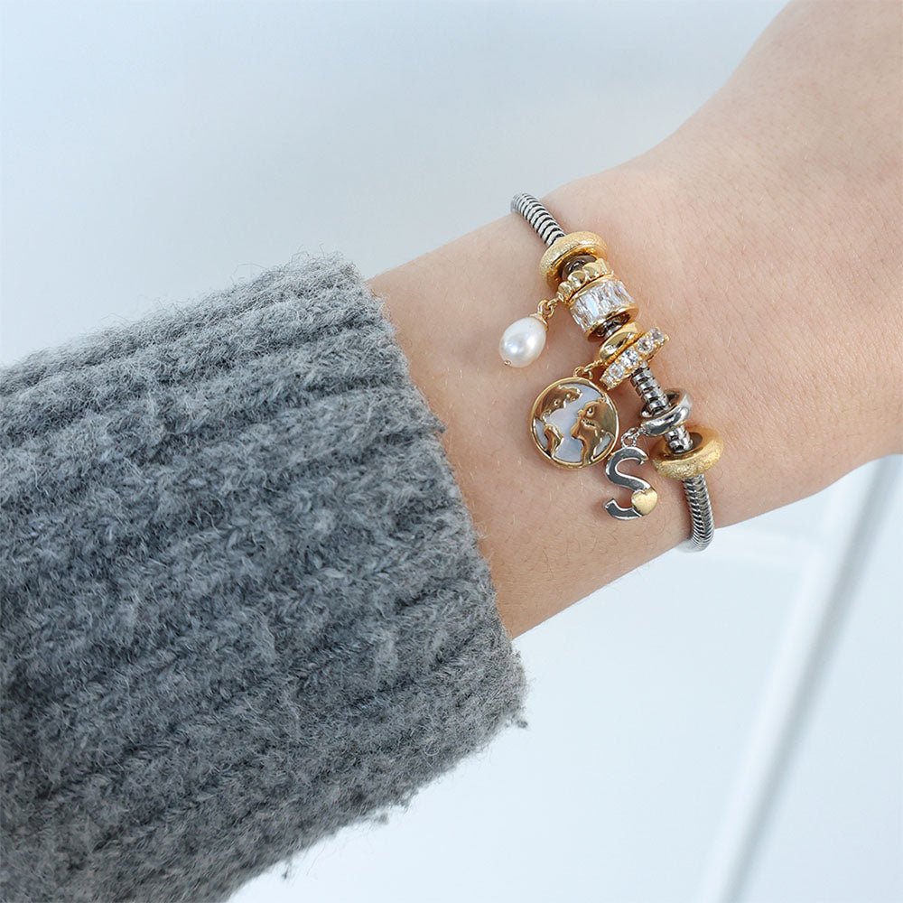 Christina White Baguette charm i forgyldt sølv med zirkonia til sølvarmbånd båret på model