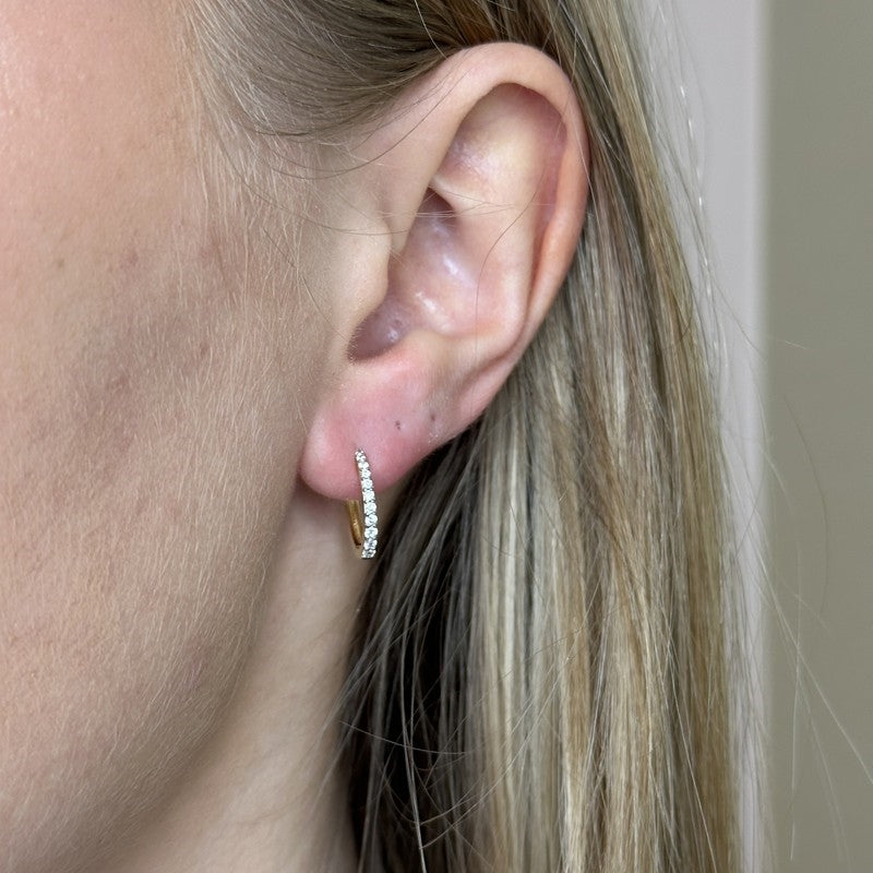 8 kt guld oval creol med zirkonia – set fra siden