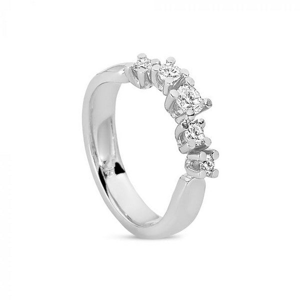 Nuran Diamond Twist ring i 14 kt hvidguld med 5 asymmetrisk placerede brillanter