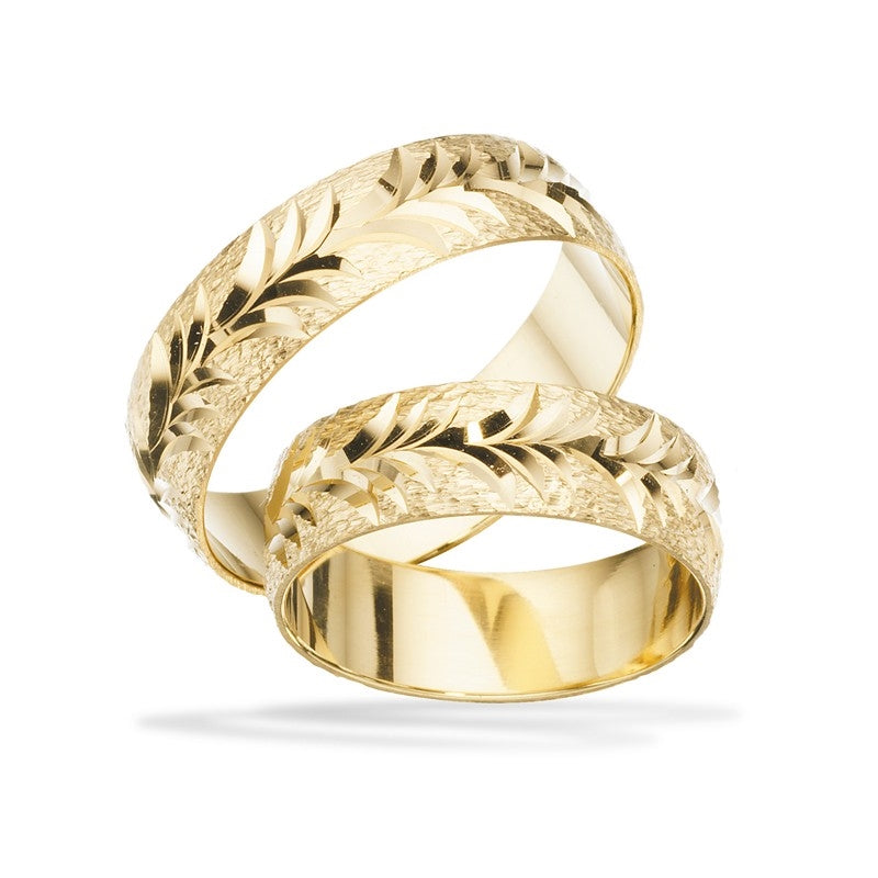 Scrouples vielsesringe i 8-14 karat guld med rustik overflade og graveret mønster, 6 mm brede