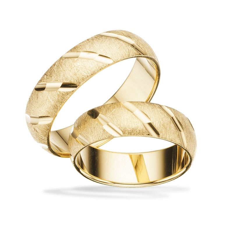 Scrouples vielsesringe i 8 eller 14 karat guld med mat overflade, blanke riller og 6 mm bredde