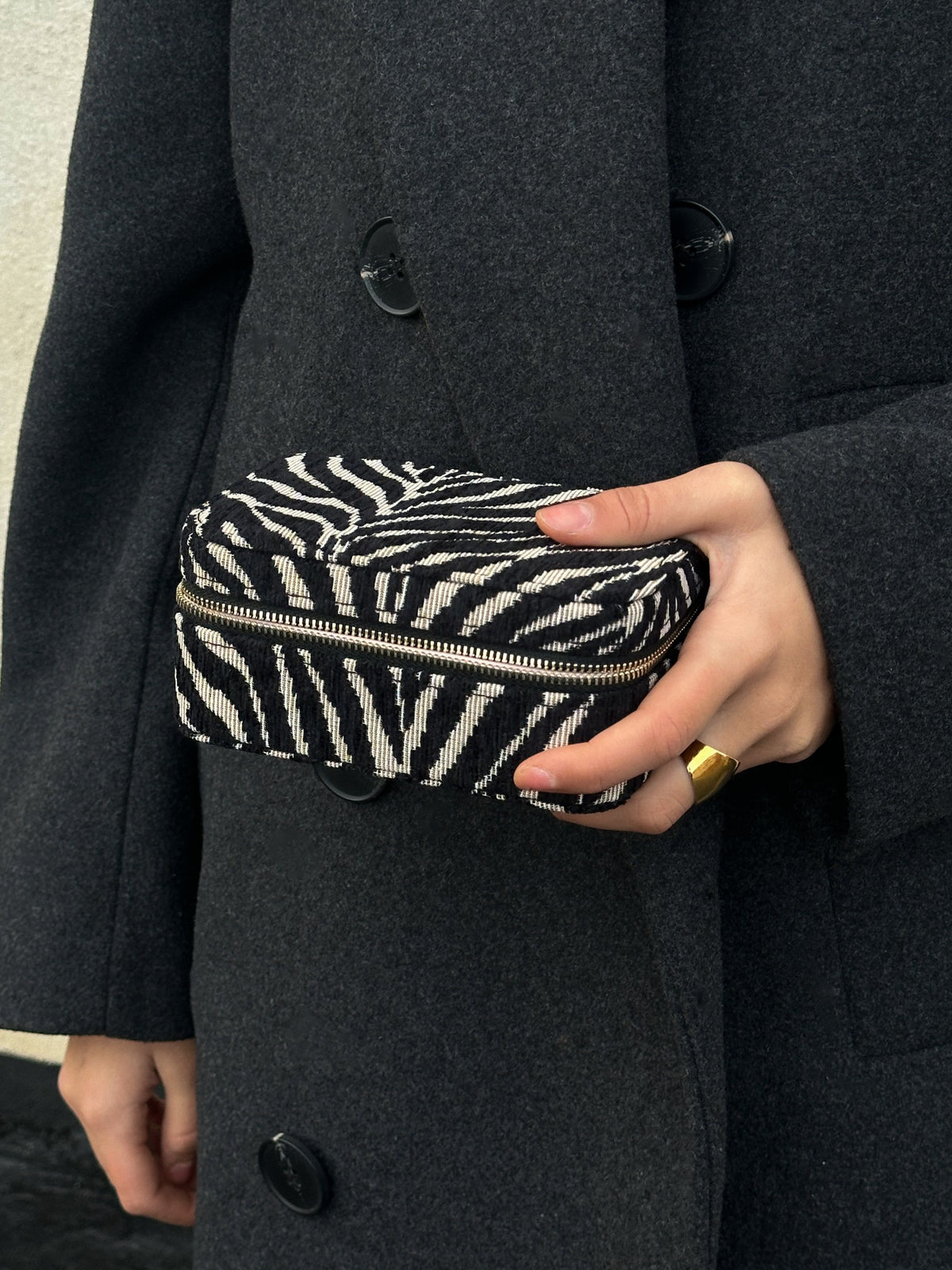Pico Copenhagen Large Trinket smykkeskrin i Black Zebra holdt af model