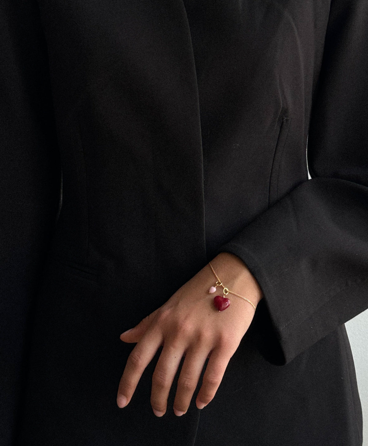 Pico Copenhagen Amore hjerte vedhæng i Wine båret på armbånd
