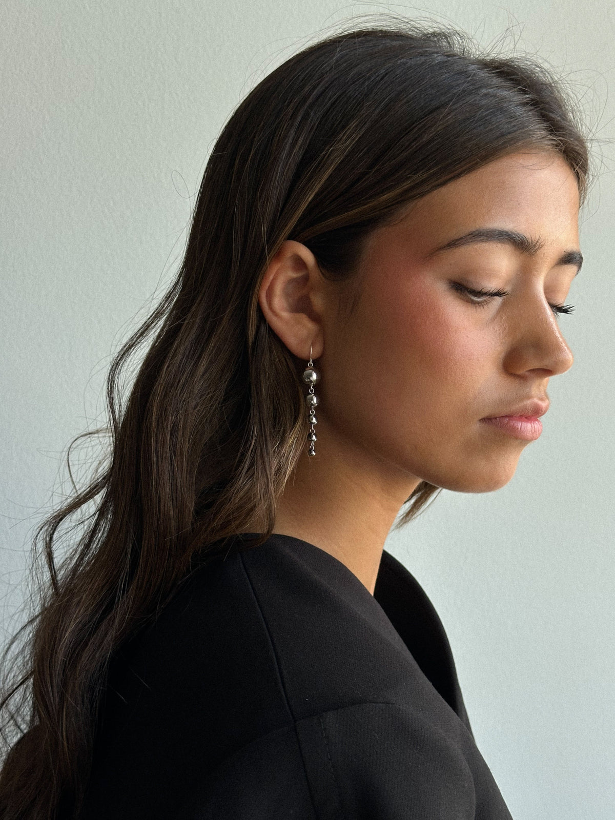 Pico Copenhagen Lilou øreringe i forgyldt messing båret af model