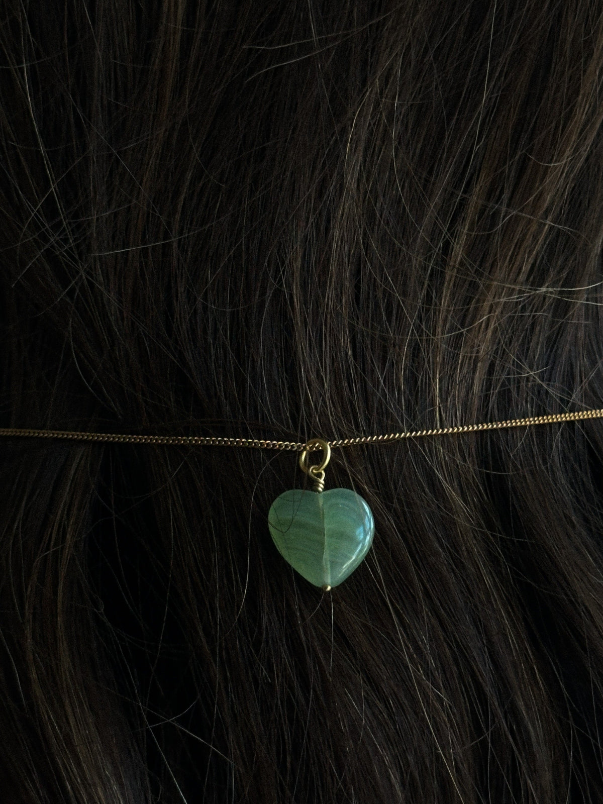 Pico Copenhagen French Grande Heart vedhæng i jade grøn på forgyldt kæde i håret