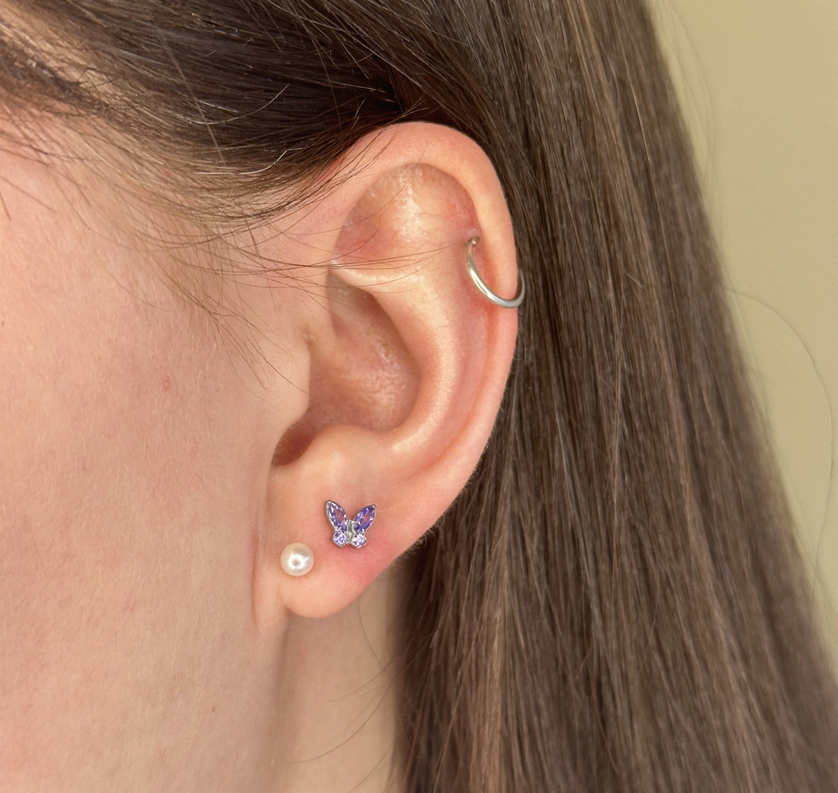 Titanium ørestikker med hvid perle i 3-6 mm, set fra siden