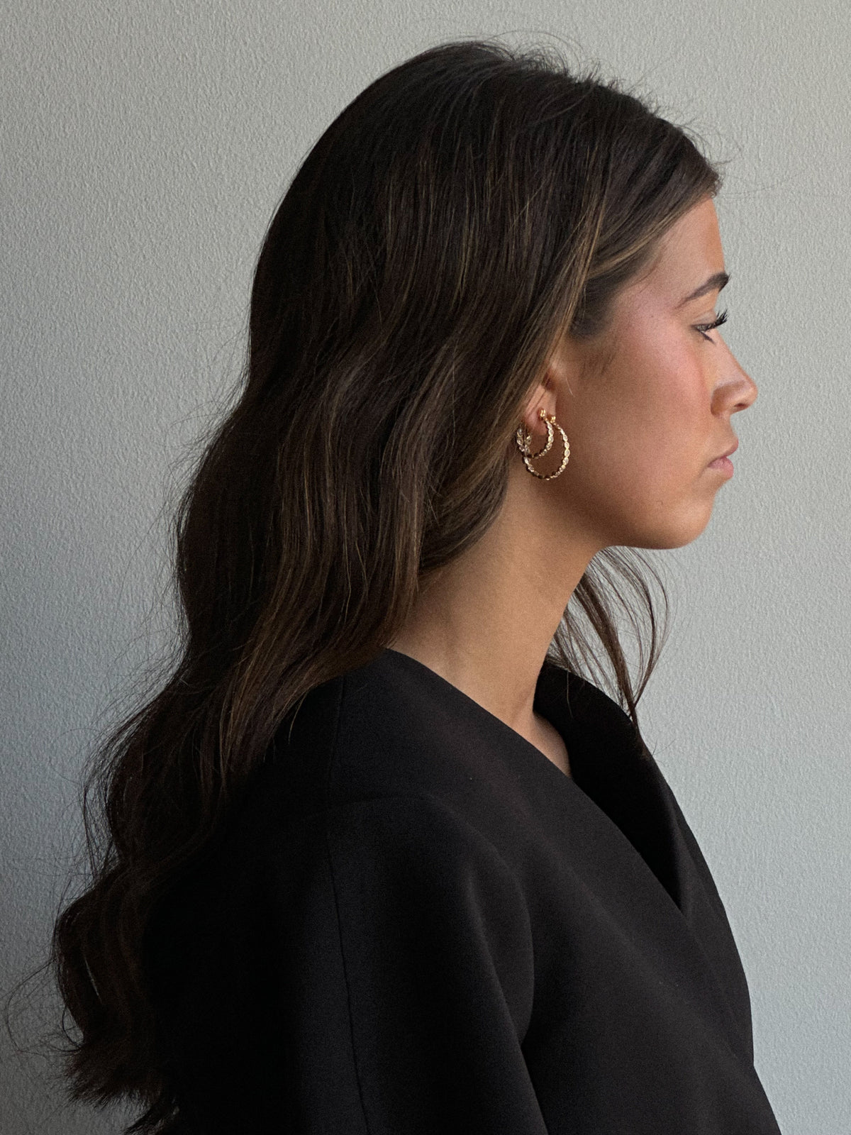 Pico Copenhagen Elva Crystal Hoops i forgyldt messing båret af model