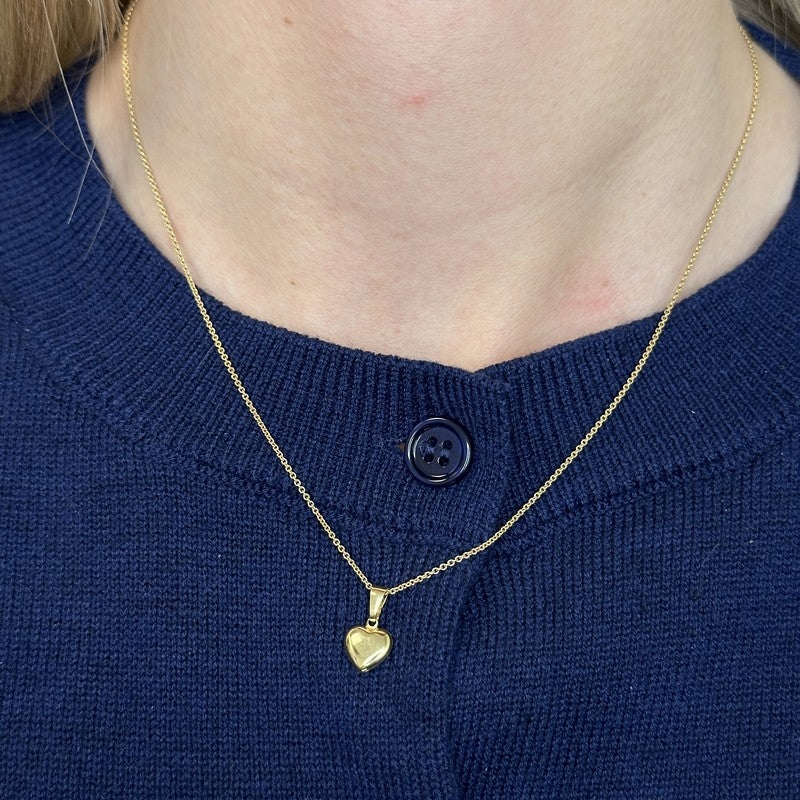 14 karat guld hjertevedhæng i klassisk design – nærbillede af fatning