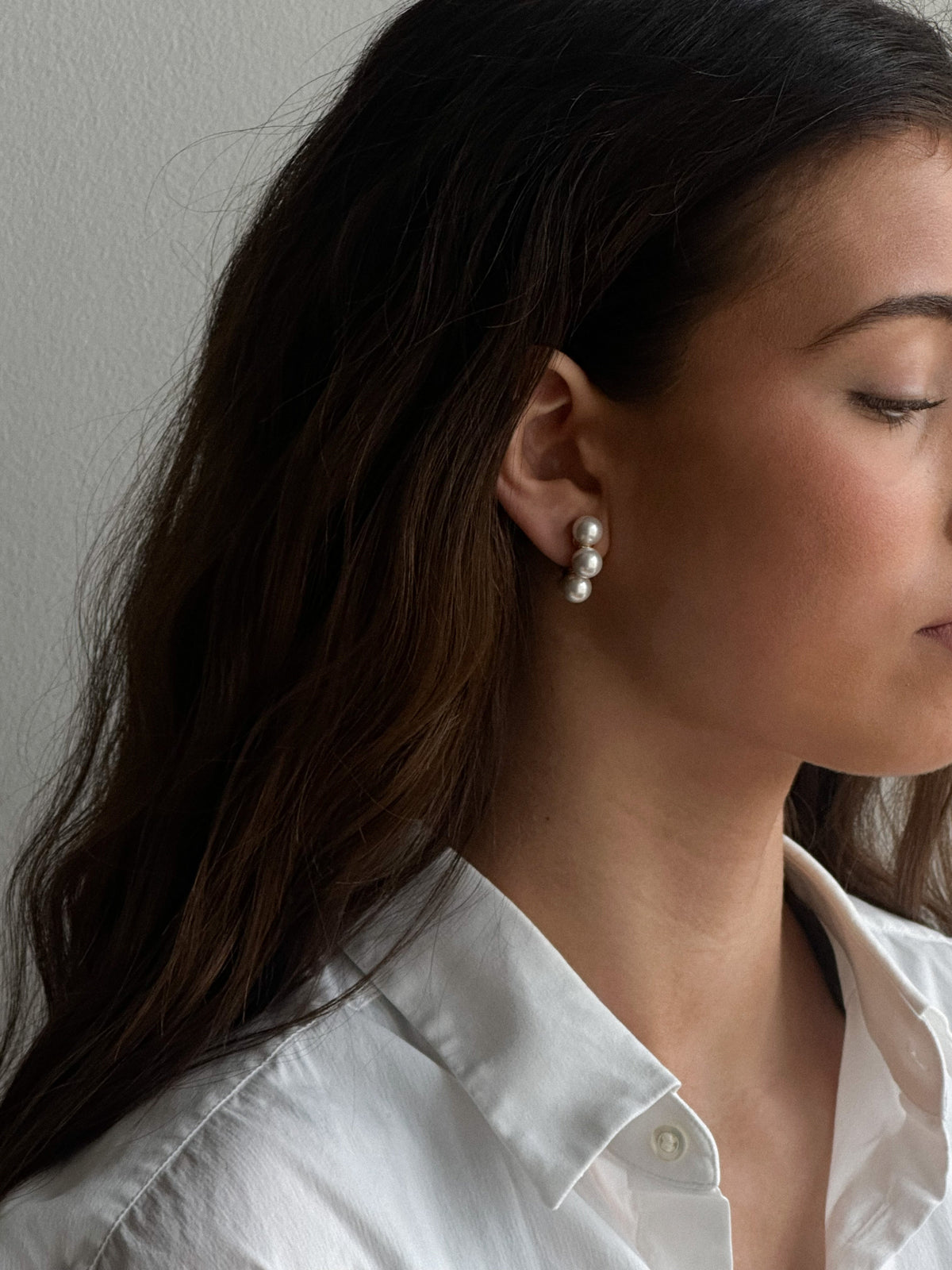 Pico Copenhagen Electra øreringe i forgyldt messing med perler båret af model