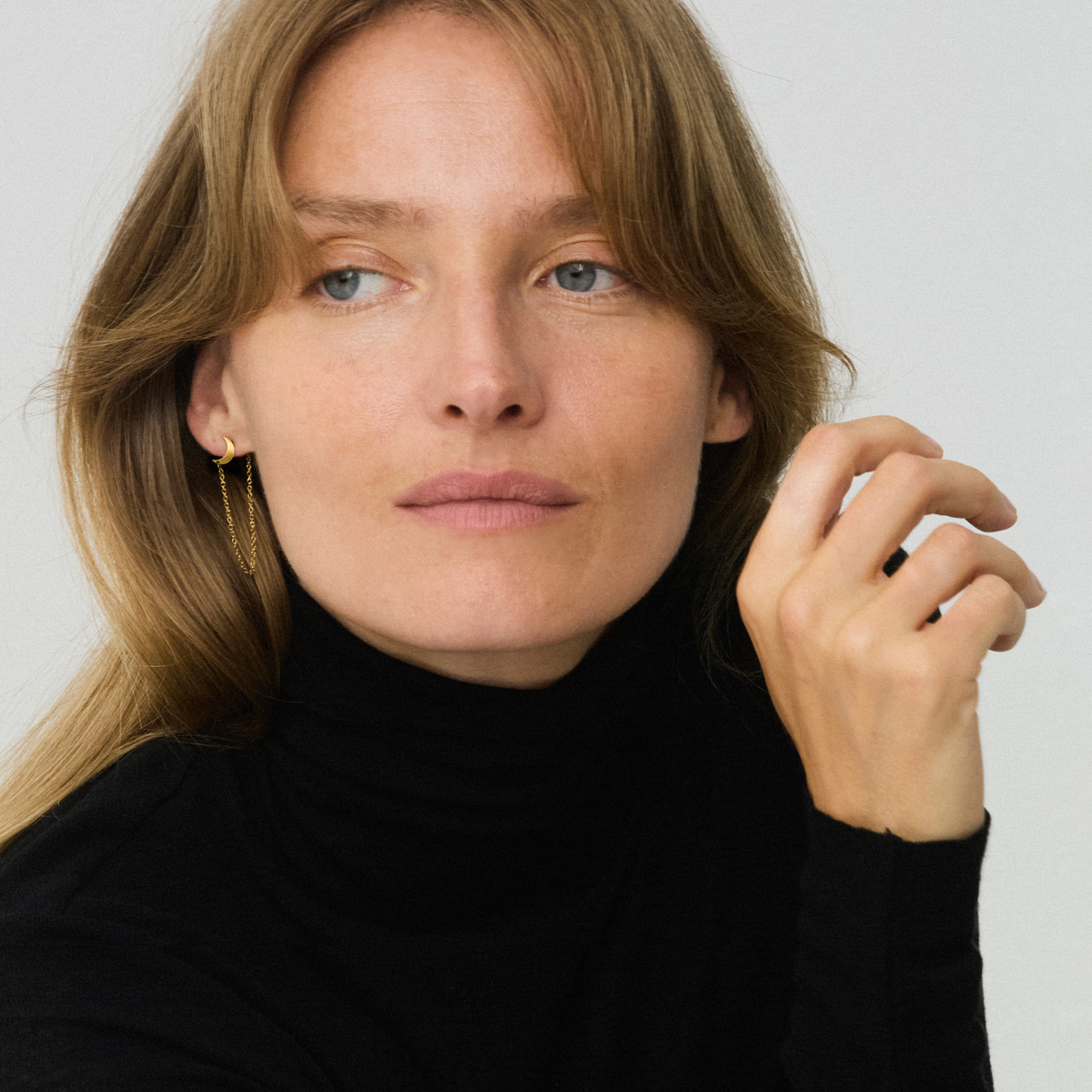 Jane Kønig Single Half Moon Chain Stud ørering i stål på model