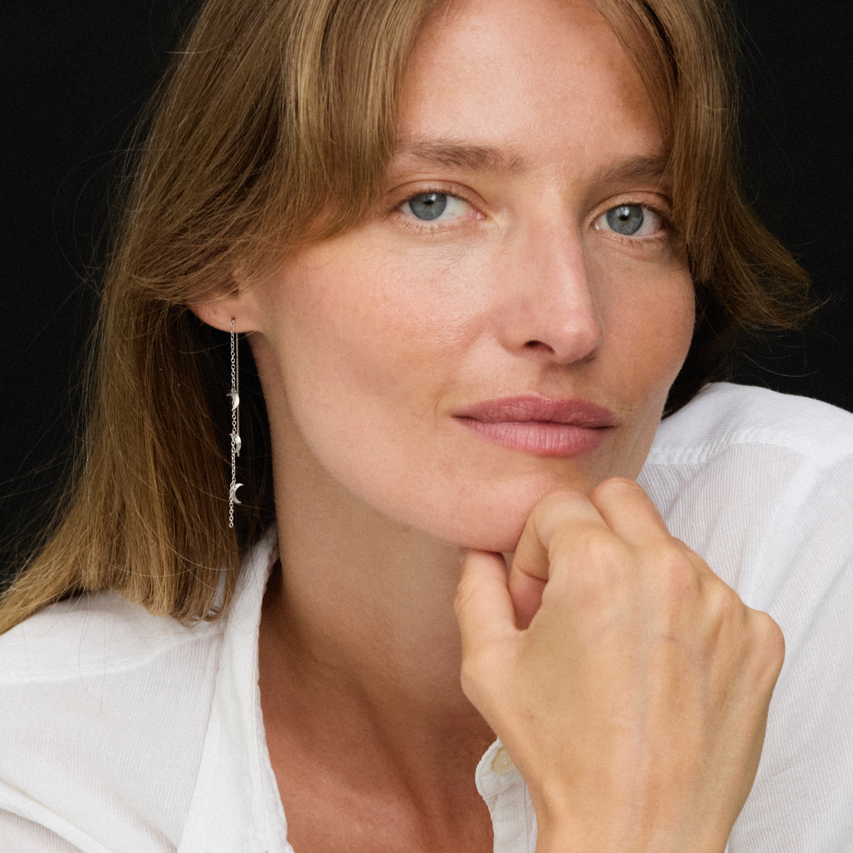 Jane Kønig Small Half Moon Chain ørering i forgyldt stål på model