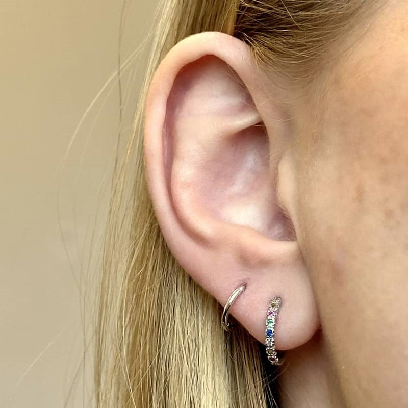 MerlePerle Katja creoler i sterlingsølv med regnbue zirkonia – nærbillede af sten