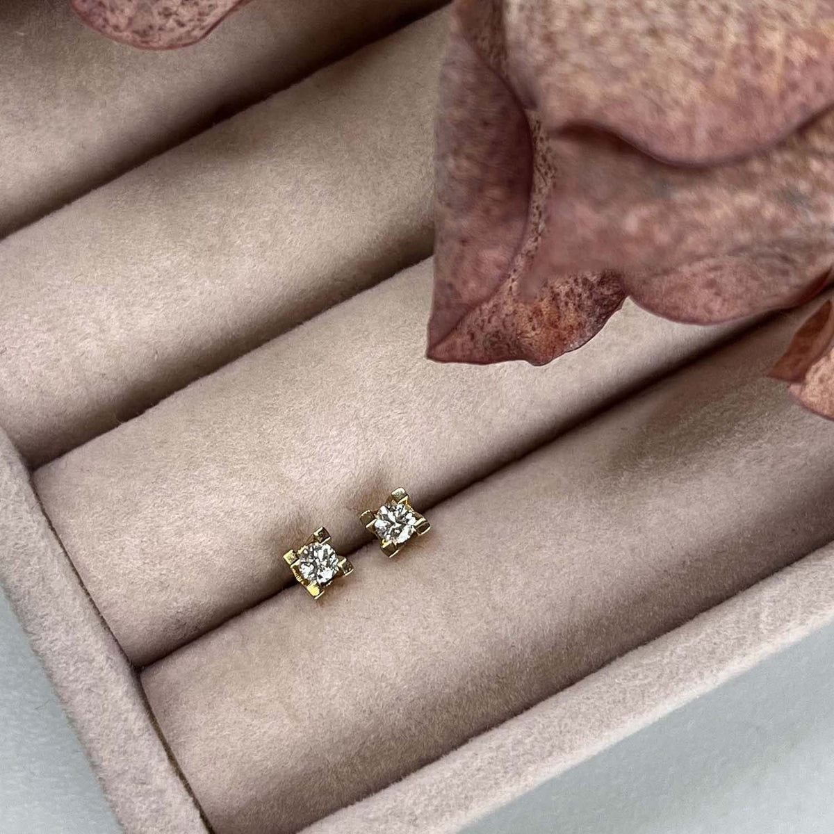 Scrouples Kleopatra Ørestikker i 14 kt. guld med 0,10ct.-0,50ct. diamanter, stemningsbillede