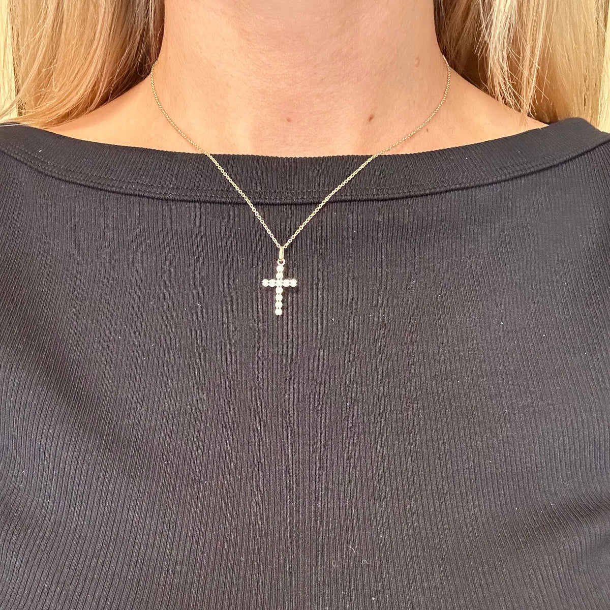 Kors vedhæng i 8 kt guld med zirkonia og forgyldt sølv kæde 20x13 mm båret på model