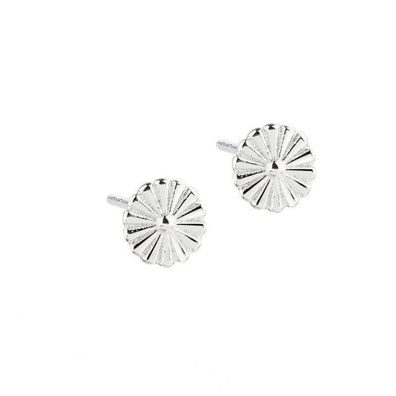 Aqua Dulce Tiny Daisy ørestikker i 925 sterlingsølv – små margueritter på 5 mm