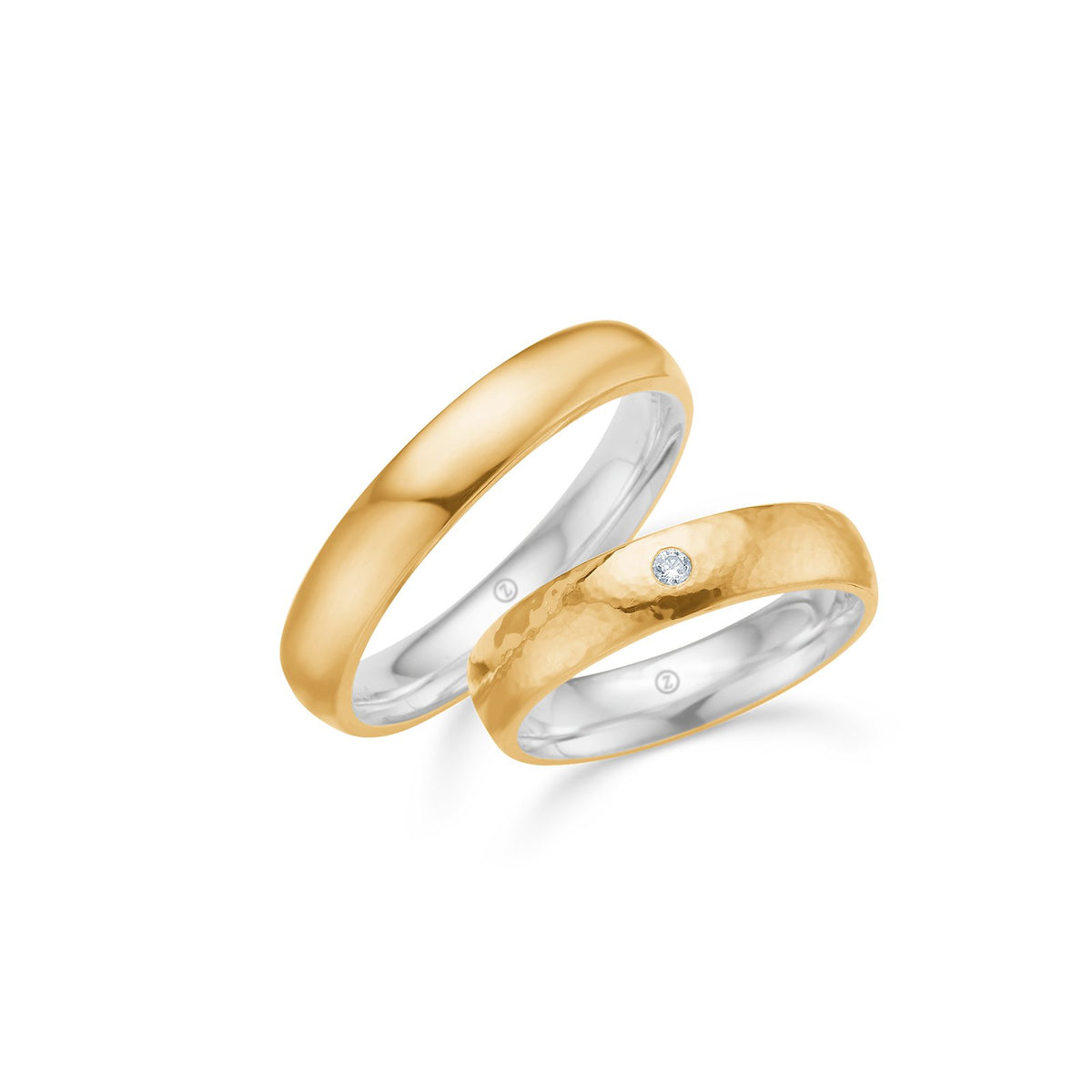 Mads Z vielsesringe 4 mm i 8 kt. guld med sølvkerne, hamret damering med diamant og glat herrering