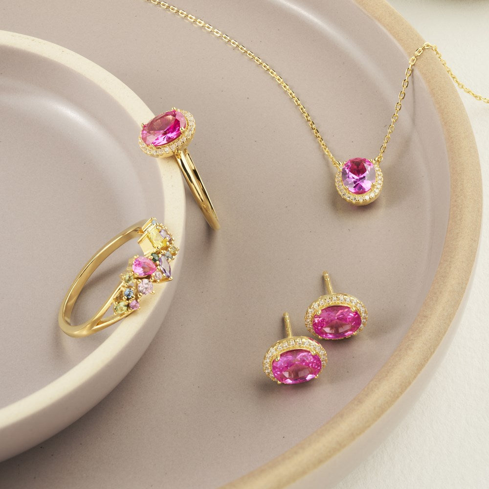 MilleNor øreringe med pink zirkonia sammen med halskæde og ringe fra Joanli Nor