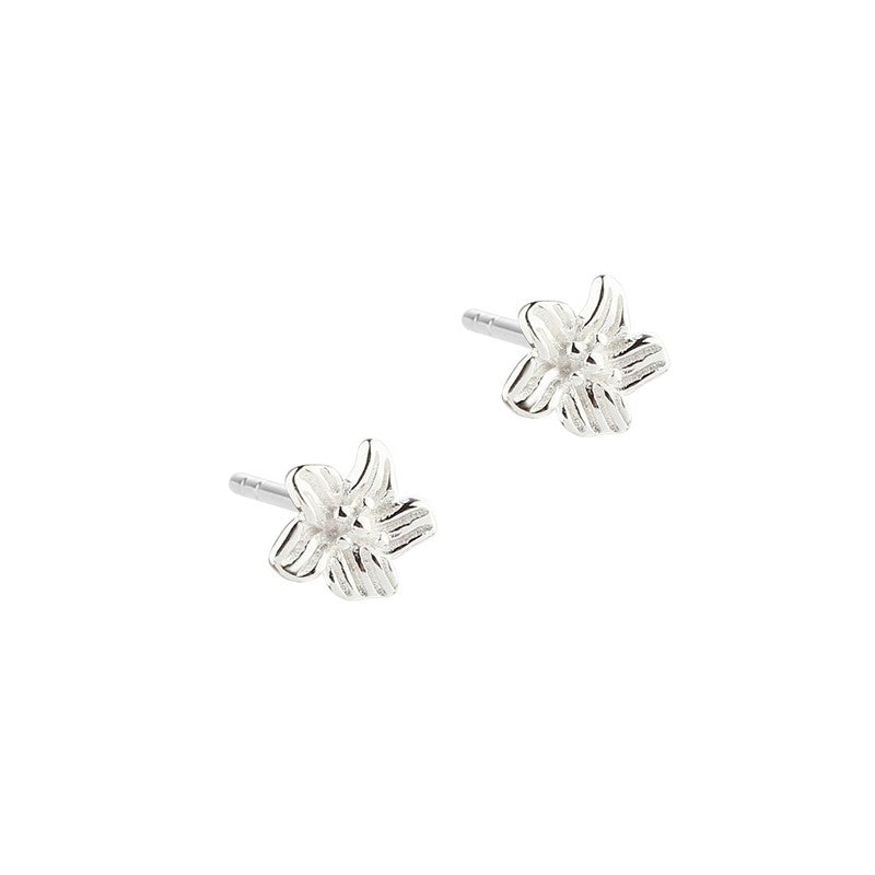 Aqua Dulce Jasmin Small Earstud – blomsterformede ørestikker i sterlingsølv med blank overflade