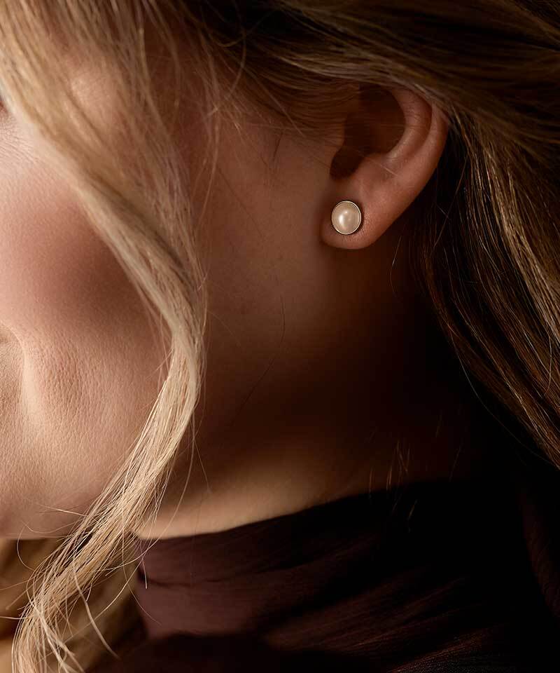 Blomdahl guldfarvet titanium perleøreringe med hvid perle, 8 mm, billede 5