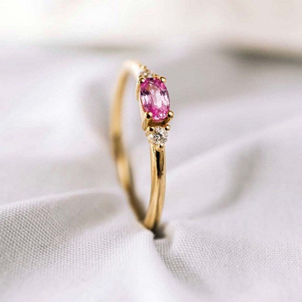 Nuran ring i 14 karat guld med oval pink safir – nærbillede af sten