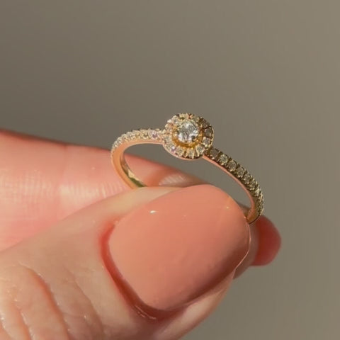 Nuran Sofia diamantring i 14 karat guld med blomsterinspireret diamantfatning – set fra siden