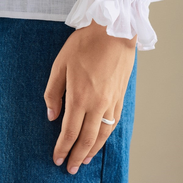 Pernille Corydon Elva ring i sterlingsølv med riflet overflade, set fra siden