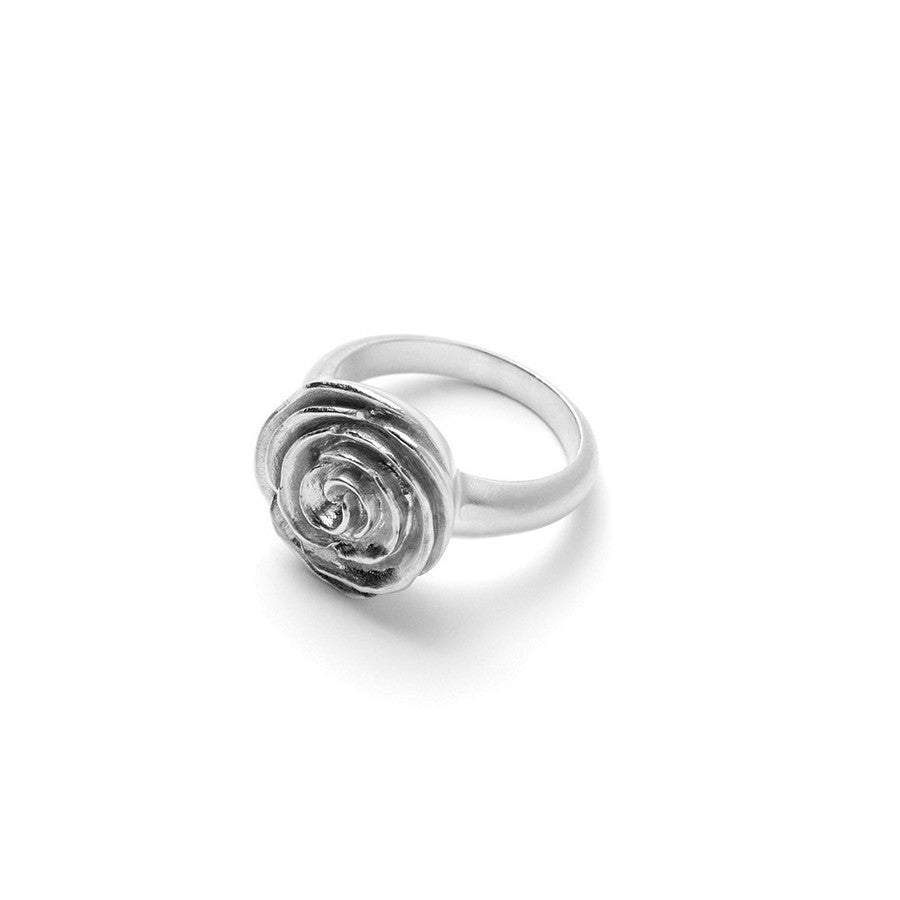 Pernille Corydon Rose ring i sølv med bløde, organiske linjer inspireret af rosens blade