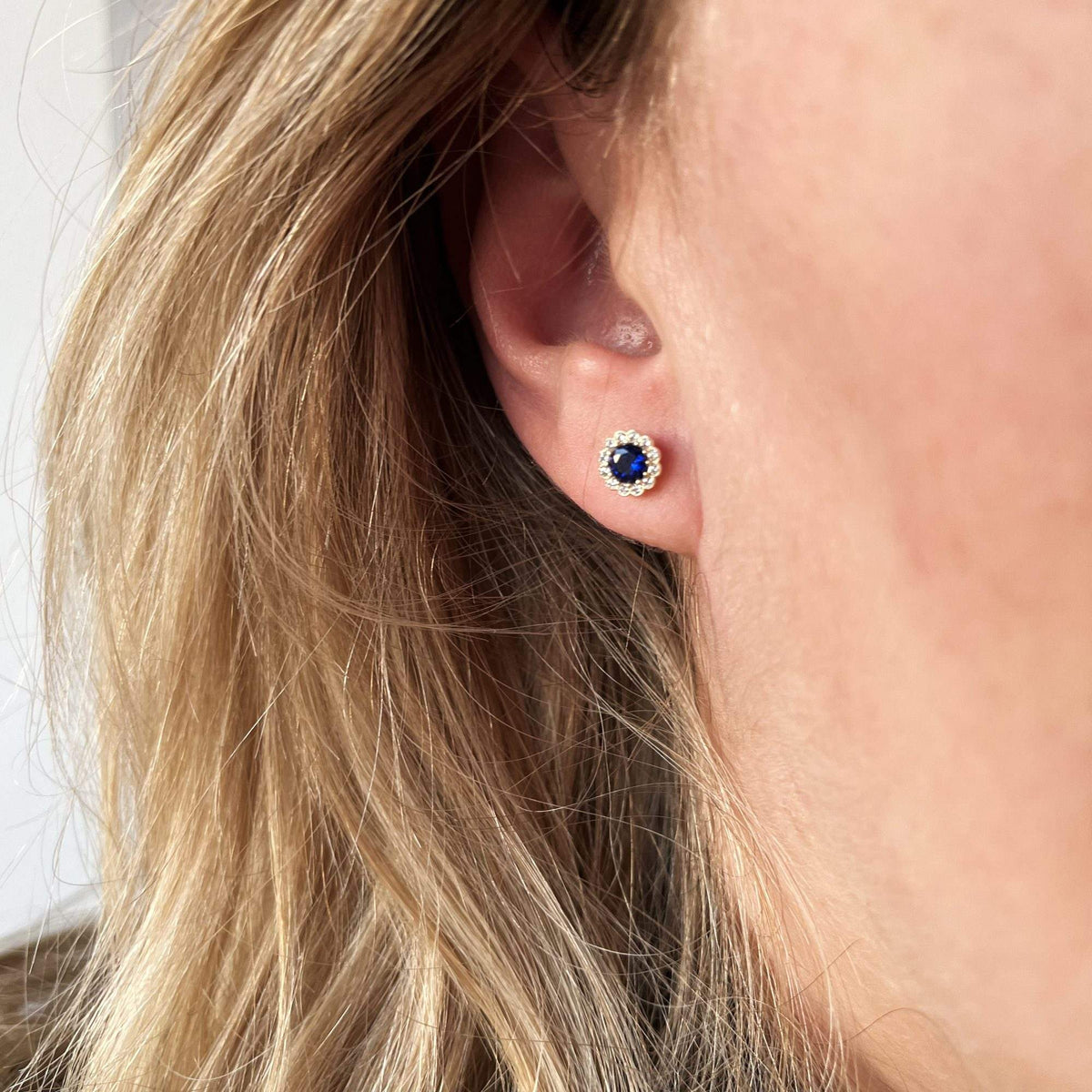 Scrouples Ørestikker roset blå m. zirkonia 8 kt. guld på model