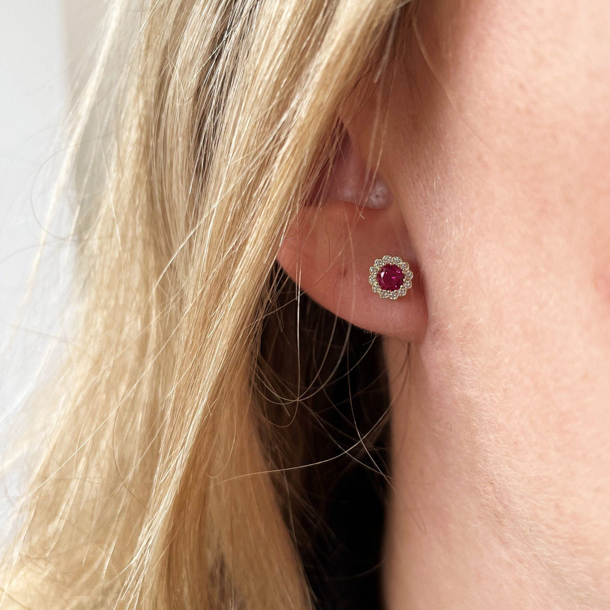 Scrouples ørestikker roset pink m. zirkonia 8 kt. guld på model