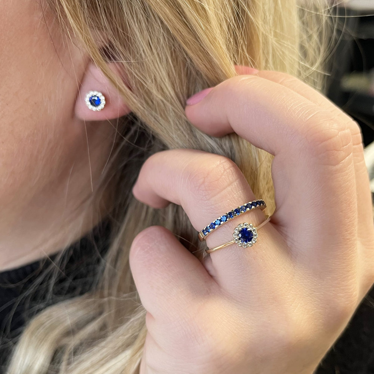 Scrouples Ring i 8 kt guld med roset af blå og hvide zirkonia på model