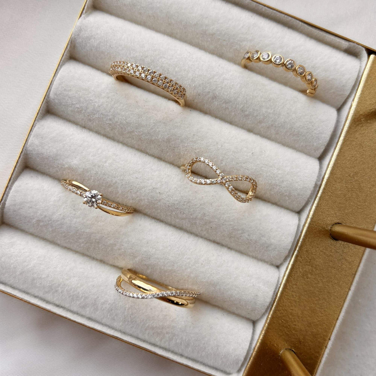 Scrouples Ring i 8 kt. guld med uendelighedstegn og zirkonia, stemningsbillede