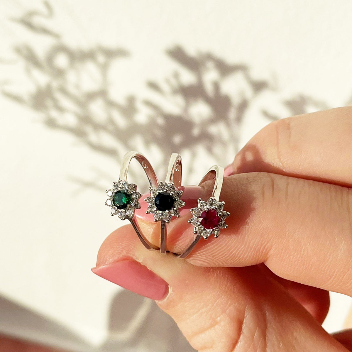 Scrouples Ring i sølv med roset af pink og hvide zirkonia på model