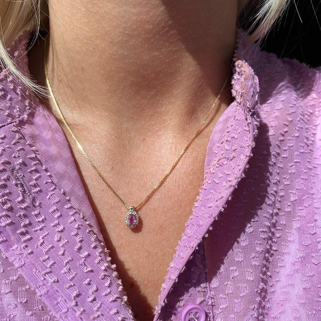Scrouples Vedhæng i 14 kt. guld m. safir og brillanter på 0,07ct på model