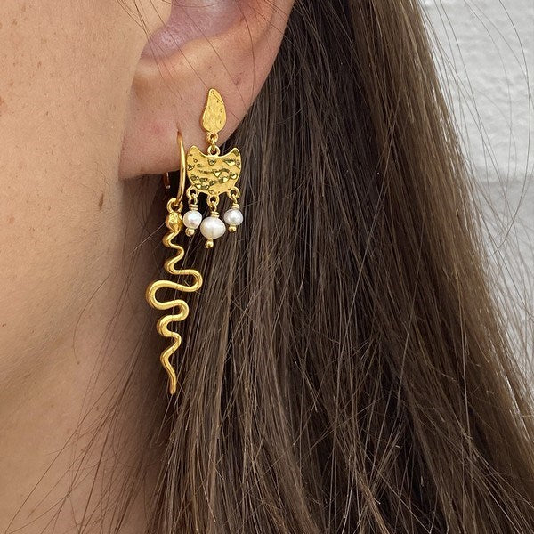 Sistie Young One Snake creol i forgyldt sølv med slangemotiv – set fra siden