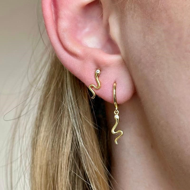 MerlePerle Snake Hoops i forgyldt sølv med zirkonia, set fra siden