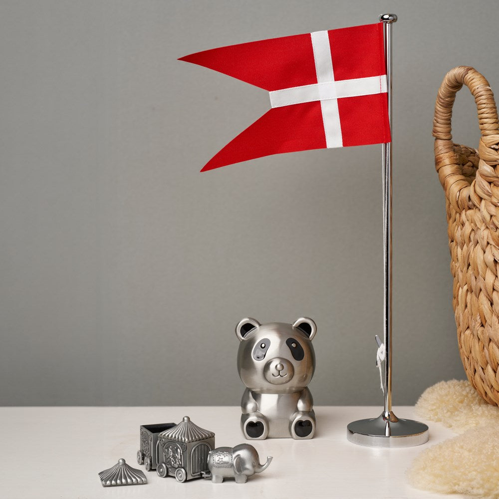 NOA Kids - Forkromet flagstang m. blank dåbsfod i 38,5 cm vist sammen med øvrige smykker fra serien